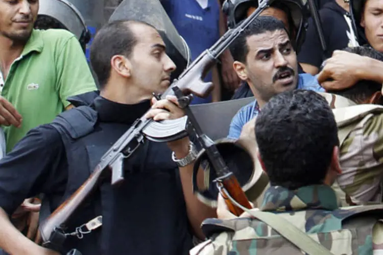 Policial com apoiadores do governo no Egito: "seguimos alarmados pela contínua violência no Egito", disse porta-voz da ONU (Muhammad Hamed/Reuters)