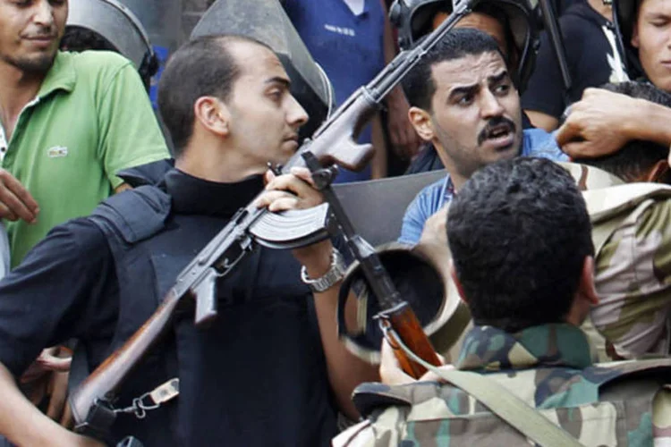 Policial com apoiadores do governo no Egito: "seguimos alarmados pela contínua violência no Egito", disse porta-voz da ONU (Muhammad Hamed/Reuters)