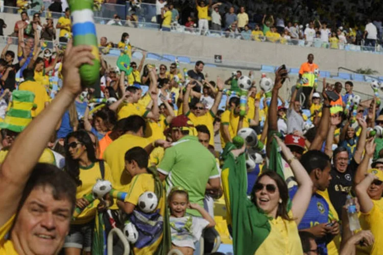 
	Torcedores no Maracan&atilde;: nos encontros ser&atilde;o tratados temas como hospedagem, transporte urbano, terrestre e a&eacute;reo
 (Tânia Rêgo/ABr)