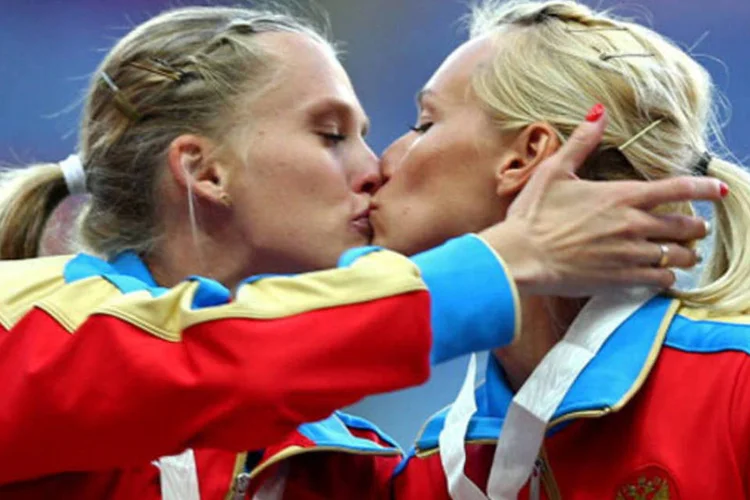 Atletas de equipe russa de Atletismo se beijam no pódio: imprensa interpretou gesto como sinal de protesto contra lei russa hostil à homossexualidade (Getty Images)