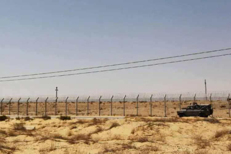 Veículo militar na região do Sinai: ataque foi o mais grave registrado na península contra as forças de segurança nos últimos anos (Ronen Zvulun/Reuters)