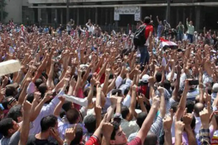
	Partid&aacute;rios da Irmandade Mu&ccedil;ulmana protestam no Egito: para esta sexta-feira, 28 &quot;marchas pac&iacute;ficas&quot; haviam sido anunciadas&nbsp;
 (Khaled Kamel/AFP)