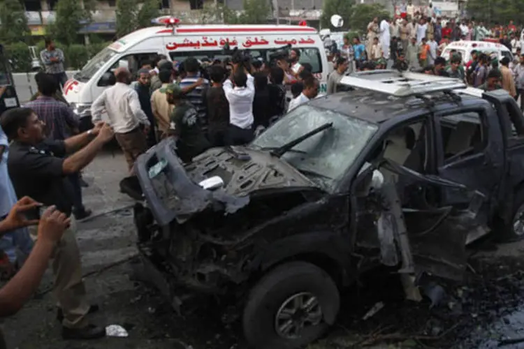 
	Pessoas em local de atentado no Paquist&atilde;o:&nbsp;ataque ocorreu nesta manh&atilde;
 (Athar Hussain/Reuters)