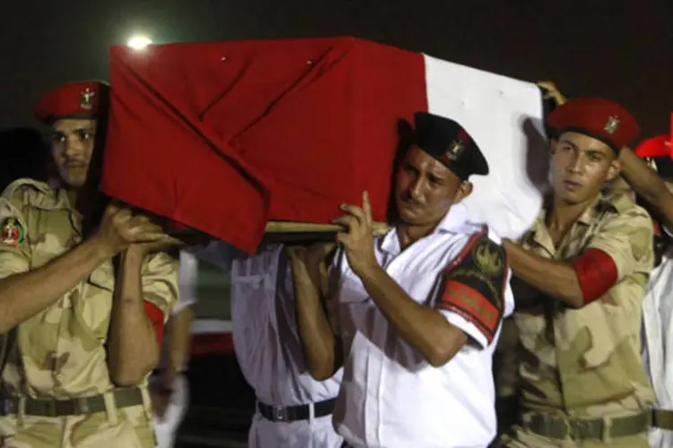 
	Caix&otilde;es com policiais mortos s&atilde;o carregados no Egito: ataque foi o mais grave na regi&atilde;o contra as for&ccedil;as de seguran&ccedil;a nos &uacute;ltimos anos
 (Mohamed Abd El Ghany/Reuters)