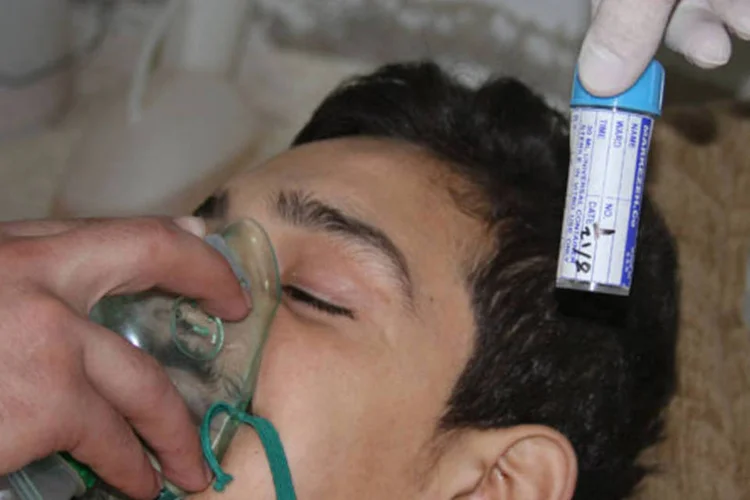 
	Homem afetado por suposto ataque qu&iacute;mico na S&iacute;ria:&nbsp;volume divulgado hoje &eacute; aproximadamente tr&ecirc;s vezes maior ao que era conhecido at&eacute; agora
 (Fadi al-Dirani/Shaam News Network/Handout via Reuters)