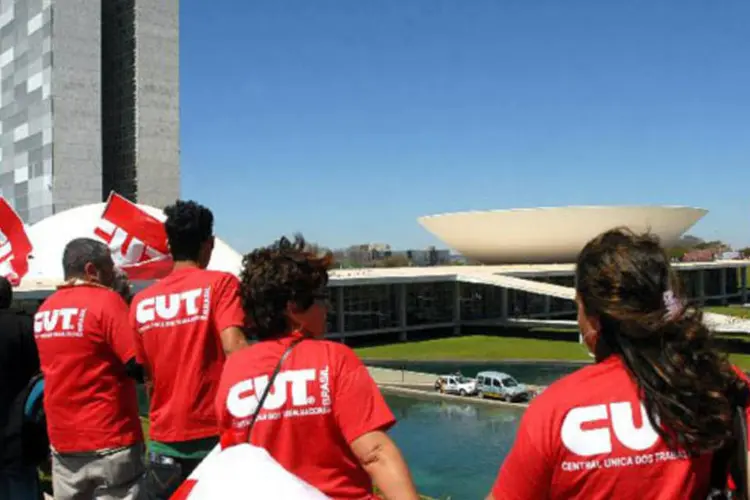 Membros da CUT em manifestação em Brasília: segundo a CUT, a categoria participou de uma audiência no Ministério Público do Trabalho, mas não houve avanços (Valter Campanato/ABr)