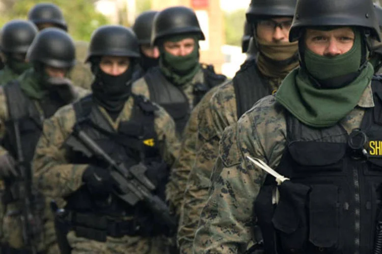 
	Equipe da Swat: s&atilde;o equipes como a SWAT, treinadas com m&eacute;todos militares, que fazem parte de cada vez mais departamentos de pol&iacute;cia dos EUA
 (Wikimedia Commons)
