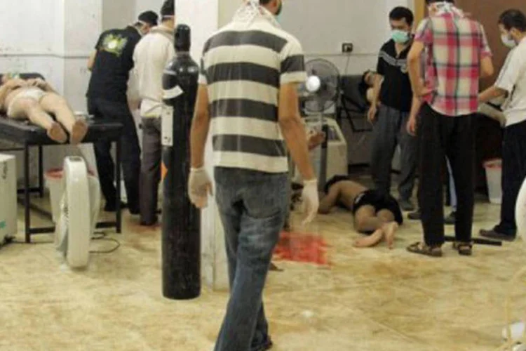 Voluntários ajudam vítimas em hospital na Síria: país é um dos poucos a não ter assinado a Convenção sobre a Interdição de Armas Químicas (AFP)