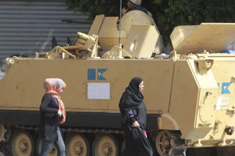 
	Tanque do ex&eacute;rcito do Egito: autoridades continuam com a repress&atilde;o que colocou a maior parte dos l&iacute;deres do grupo isl&acirc;mico atr&aacute;s das grades
 (Mohamed Abd El Ghany/Reuters)