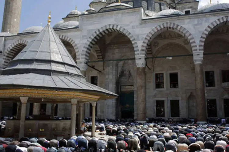 
	Mu&ccedil;ulmanos durante Ramad&atilde;: m&ecirc;s sagrado come&ccedil;a no domingo
 (Murad Sezer/Reuters)