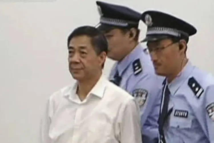 Bo Xilai sob escolta policial: Bo rejeitou as duas acusações de suborno contra ele (China Central Television (CCTV) via Reuters)