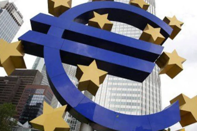 
	S&iacute;mbolo do euro:&nbsp;&iacute;ndice de infla&ccedil;&atilde;o avan&ccedil;ou dos 0,5%, ao longo de doze meses
 (Daniel Roland/AFP)