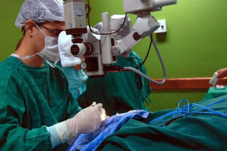 Médicos durante cirurgia: na terça, a ANS anunciou a suspensão, por três meses, da venda de 212 planos de saúde de 21 operadoras (Elza Fiúza/ABr)
