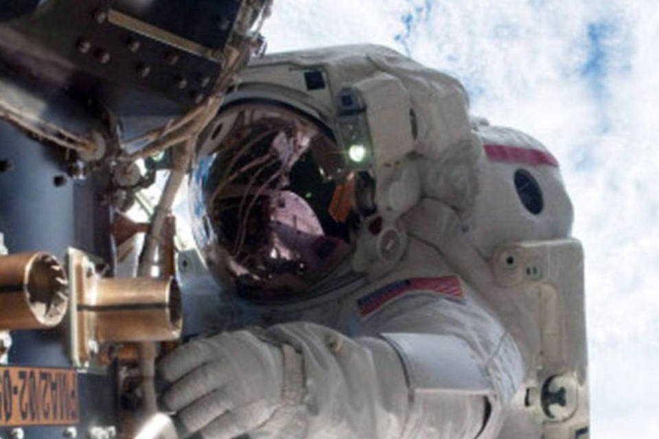 Dois astronautas fazem caminhada no espaço