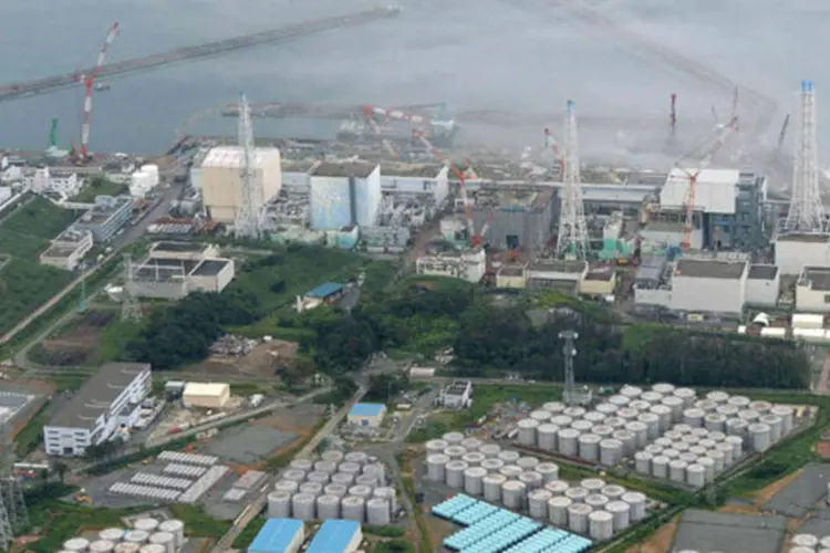 Vista aérea da usina de Fukushima, operada pela Tepco: mesmo sem novos vazamentos, equipe encontrou dois pontos de forte radioatividade junto a duas reservas (Kyodo/Reuters)