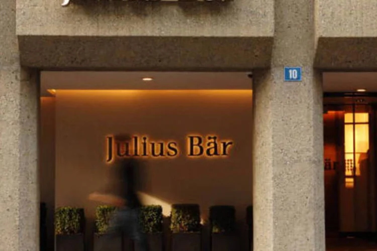 
	Homem em frente &agrave; entrada do banco Julius Baer: gra&ccedil;as a acordo, condenado permanecer&aacute; na pris&atilde;o menos de um ano
 (Getty Images)