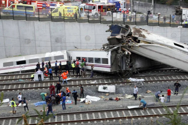 Agentes no local do descarrilamento de trem na Espanha: juiz continua investigações e convocou novas testemunhas a depor (Oscar Corral/Reuters)