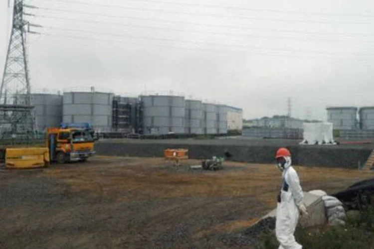Funcionário caminha em Fukushima: objetivo é verificar poças radioativas e outros problemas do vazamento de água contaminada (Toshifumi Kitamura/AFP)