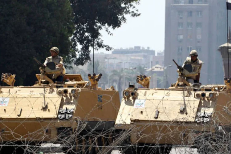 Militares no Egito: exército fechou com veículos blindados e cercas de arame farpado todos os acessos à praça Tahrir (Muhammad Hamed/Reuters)