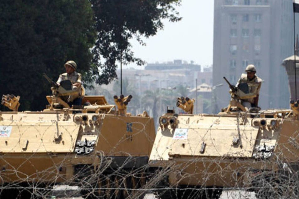 Militares fecham praça Tahrir e vias principais do Cairo