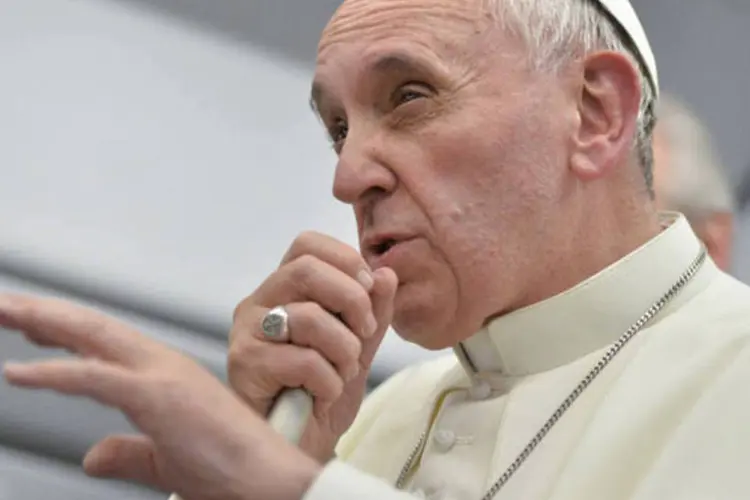 
	Papa Francisco: Cameron disse em mar&ccedil;o que Bergoglio se equivocou ao afirmar em 2012 que a Gr&atilde;-Bretanha havia &quot;usurpado&quot; as Ilhas Malvinas da Argentina
 (Luca Zennaro/Reuters)