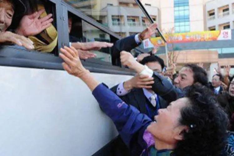 Norte-coreanos (no ônibus) se despedindo de seus parentes sul-coreanos: reencontros acontecerão entre 25 e 30 de setembro (AFP)