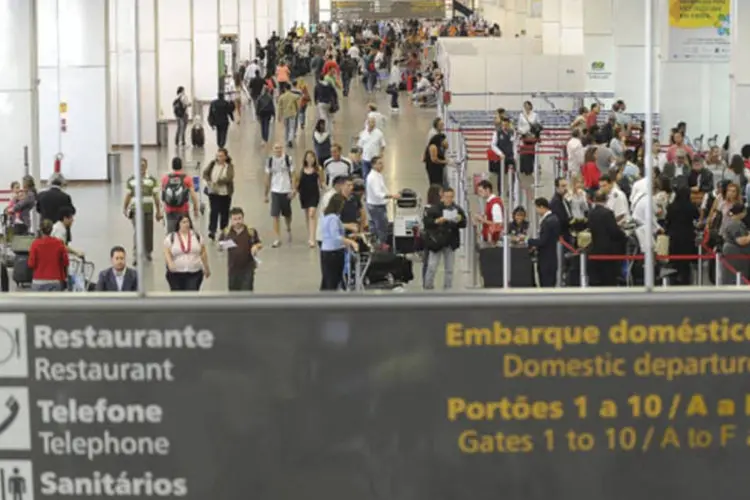 
	Aeroporto de Bras&iacute;lia:&nbsp;&nbsp;a equipe de supervis&atilde;o do aeroporto foi alertada sobre um recado deixado na porta de um dos banheiros do piso de embarque, que informava sobre uma &quot;poss&iacute;vel bomba em um voo que partiu de Bras&iacute;lia com destino a Manaus&quot;
 (Wilson Dias/ABr)