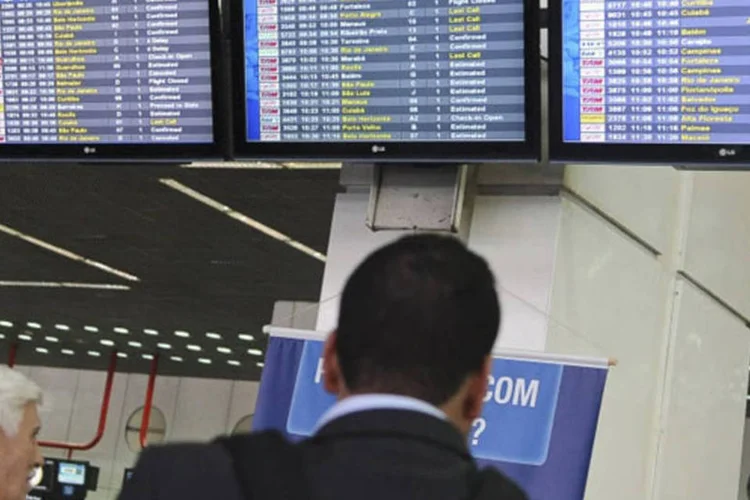 
	Painel de voos em aeroporto: ideia &eacute; permitir que grupos internacionais possam aumentar sua participa&ccedil;&atilde;o nas empresas nacionais ainda este ano
 (Wilson Dias/ABr)