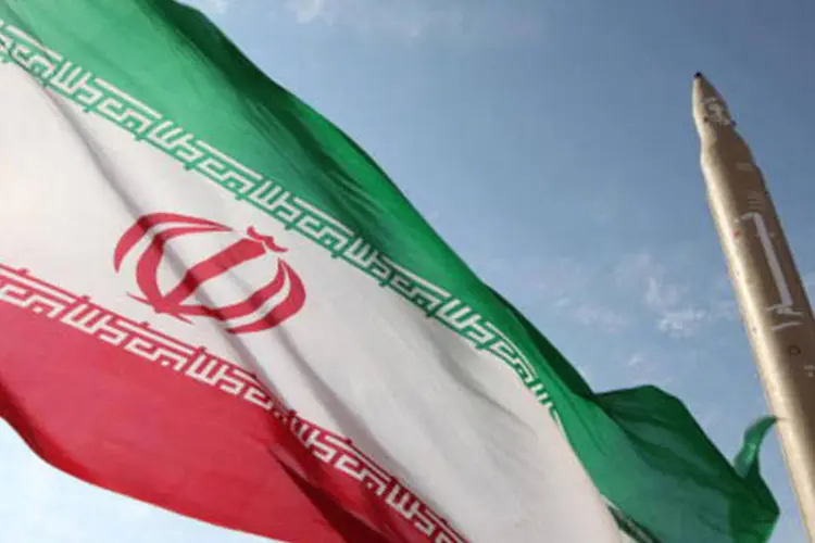 Bandeira do Irã em frente a míssil: "a única ameaça nuclear vem do regime sionista", disse ministro, em referência a Israel (Getty Images)