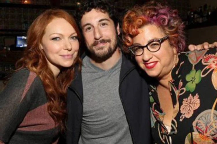 Os atores Laura Prepon (e) e Jason Biggs, e a criadora da série, Jenji Kohan: série atingiu sucesso graças a seu elenco diverso (Jesse Grant/AFP)