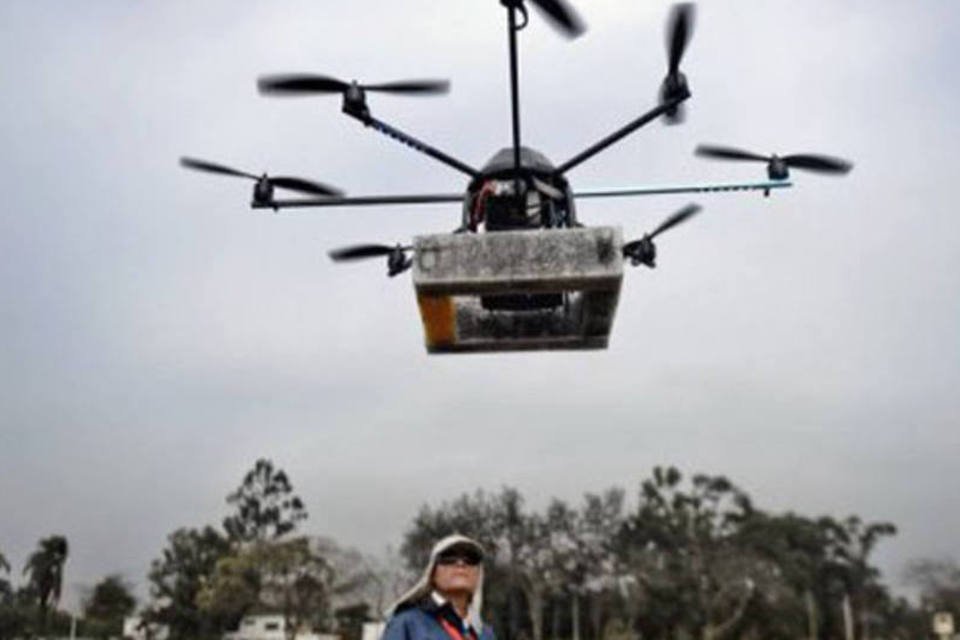 Homem controla um drone no Peru: à simples vista, os drones parecem pequenos aviões de aeromodelismo (Ernesto Benavides/AFP)