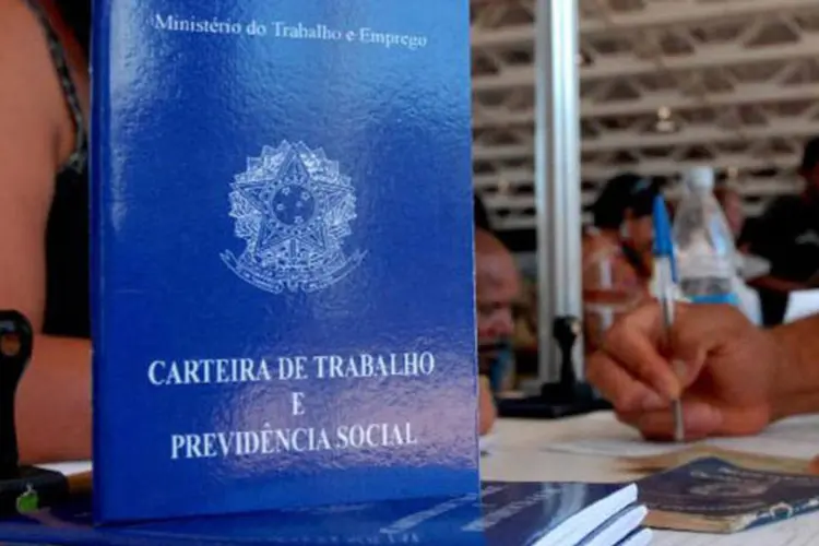 
	Carteira de trabalho: rendimento m&eacute;dio do trabalhador ocupado chegou a R$ 1.725 em junho
 (Marcello Casal Jr/ABr)