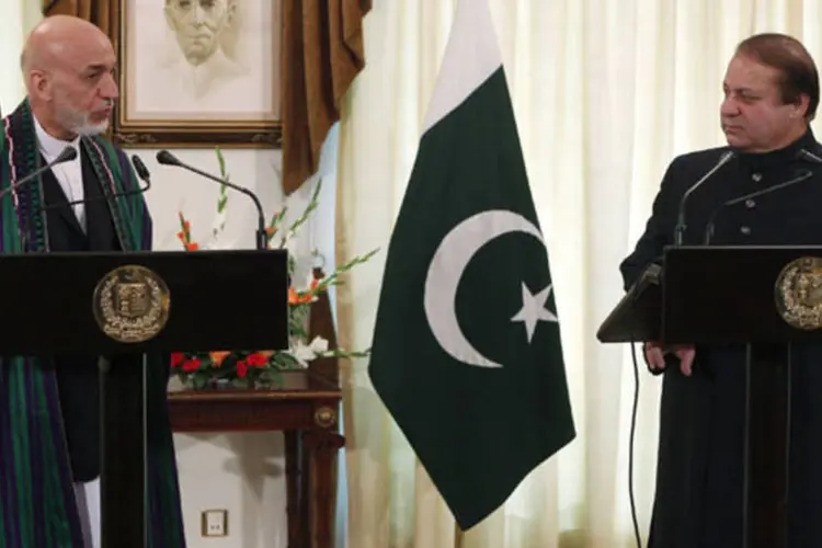 
	Presidente afeg&atilde;o, Hamid Karzai (e), com o primeiro-ministro paquistan&ecirc;s Nawaz Sharif: di&aacute;logo visa criar uma frente comum de luta contra o terrorismo
 (Mian Khursheed/Reuters)