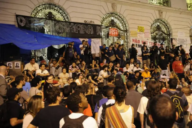 
	Protesto pede suspens&atilde;o da CPI dos &ocirc;nibus no Rio: manifestantes chamaram a&nbsp;composi&ccedil;&atilde;o da CPI de &quot;quadrilha&quot; e gritavam &quot;Braz&atilde;o, eu n&atilde;o me engano, seu cora&ccedil;&atilde;o &eacute; miliciano&quot;
 (Fernando Frazão/ABr)