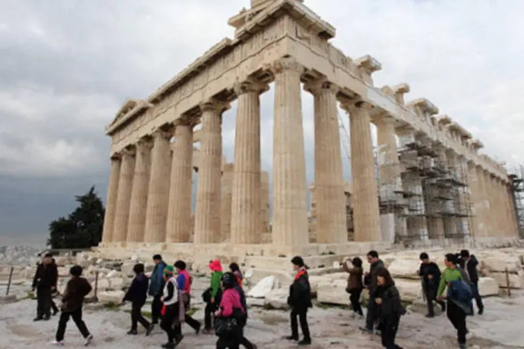 
	Visitantes diante do Parthenon, na Gr&eacute;cia: as pequenas cidades e o mundo rural eram bem mais relevantes do que fez supor a antiga historiografia
 (Getty Images)
