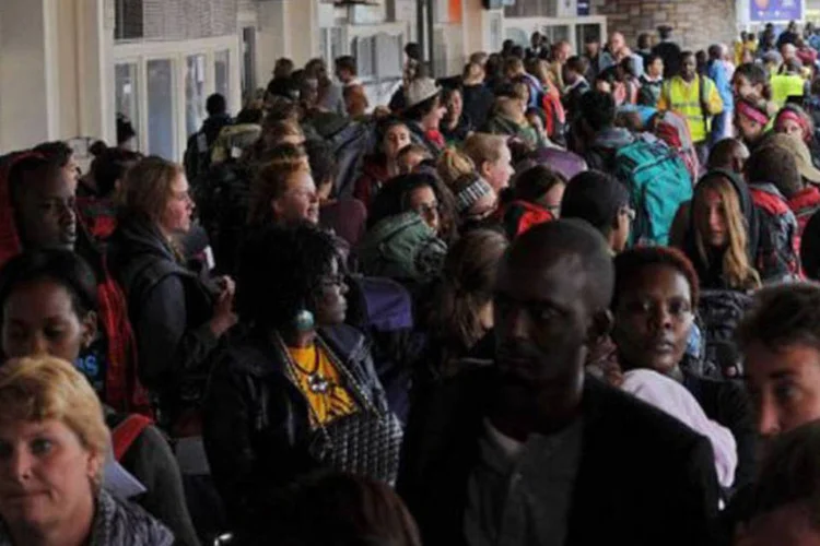 Fila no Aeroporto Internacional de Nairóbi: incêndio no centro de tráfego aéreo mais importante do leste africano não deixou vítimas (Tony Karumba/AFP)