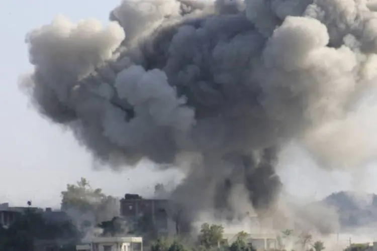 Local bombardeado na Síria: ações militares seriam executadas em um período curto, de três dias, segundo funcionários americanos (Khattab Abdulaa/Reuters)