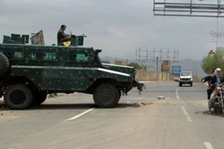
	Posto de controle no I&ecirc;men:&nbsp;mortos pertencem &agrave; brigada 33 de blindados e morreram em uma emboscada, segundo comunicado
 (Mohammed Huwais/AFP)