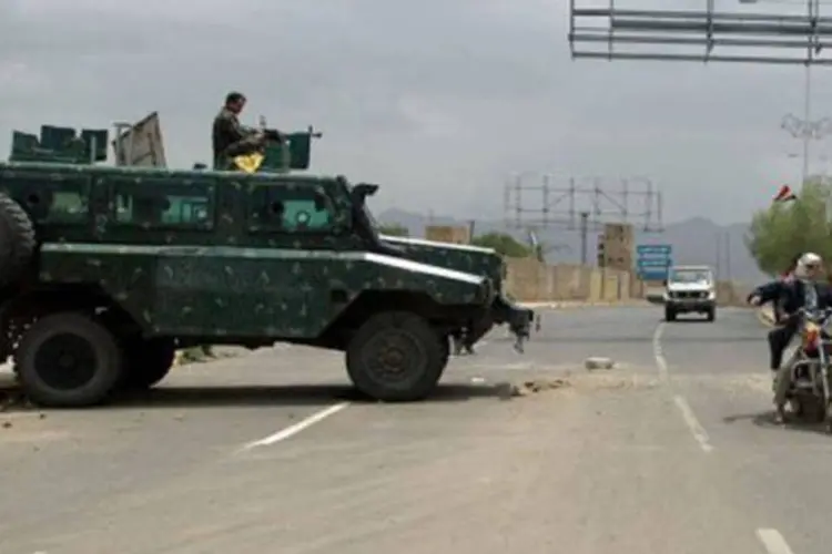 Soldados do Iêmen em uma estrada: ataques com drones deixaram desde 28 de julho ao menos 30 mortos (Mohammed Huwais/AFP)