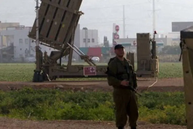 
	Soldado israelense em frente a um sistema antim&iacute;sseis: as mil&iacute;cias palestinas do Hamas e da Jihad Isl&acirc;mica rejeitaram em Gaza que s&atilde;o os destinat&aacute;rios da carga (Ahmad Gharabli/AFP)