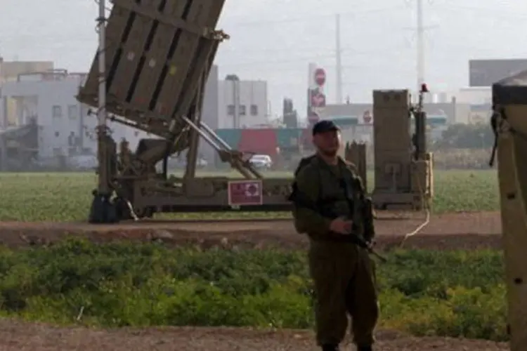 Soldado israelense em frente a um sistema antimísseis: Israel quer evitar problemas no caso de uma intervenção militar na Síria, disse primeiro-ministro (Ahmad Gharabli/AFP)