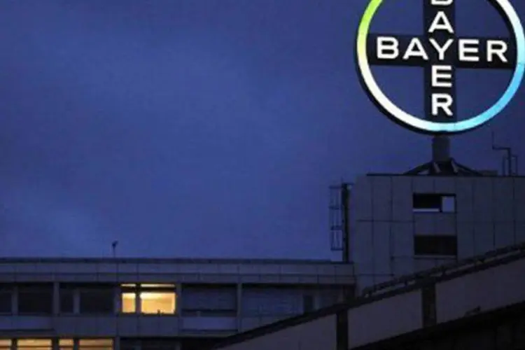Logomarca da gigante farmacêutica alemã Bayer: este tratamento oral é indicado para pacientes que já tenham sido tratados ou não podem ser tratados com outros medicamentos (John Macdougall/AFP)