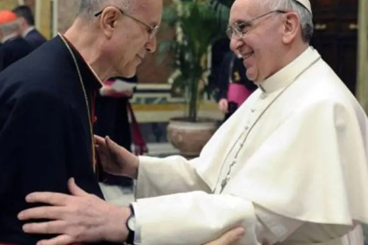 Bertone cumprimenta o Papa: Bertone foi acusado de erros de gestão e de escolhas infelizes, segundo parte dos documentos confidenciais do Vaticano (AFP)
