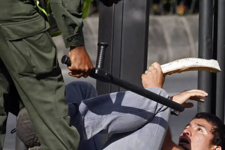 
	Opera&ccedil;&atilde;o policial contra protestos na Col&ocirc;mbia: dist&uacute;rbios de ontem deixaram dois mortos, mais de 100 feridos e causaram preju&iacute;zos ao com&eacute;rcio
 (Albeiro Lopera/Reuters)