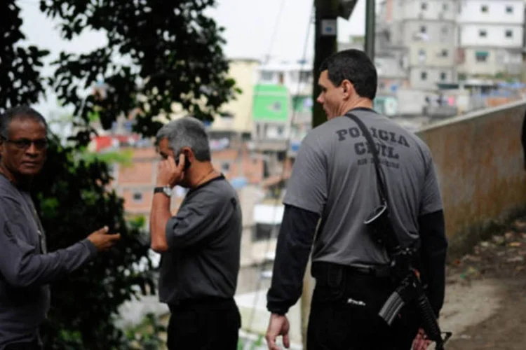 Agentes durante busca na Rocinha pelo corpo de Amarildo: delegado não descarta fazer reconstituição do caso (Tânia Rêgo/ABr)