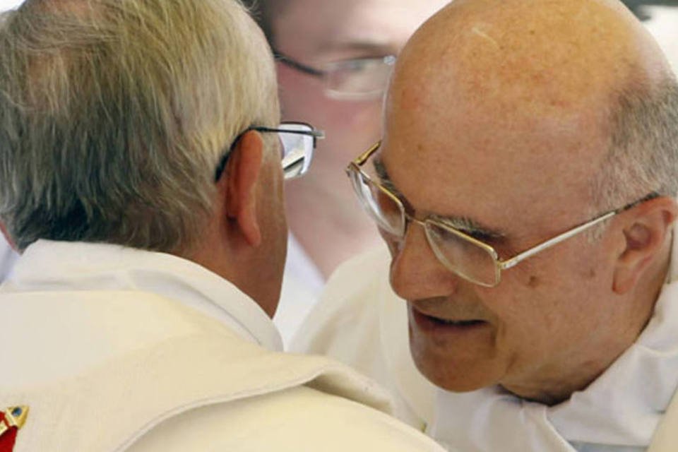 Cardeal visto como responsável por escândalos deixa cargo