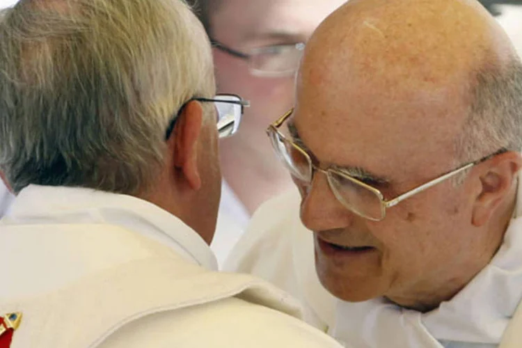 Papa Francisco (e), com Secretário de Estado do Vaticano, Tarcisio Bertone: "foram feitas muitas acusações sobre mim", disse Bertone (Giampiero Sposito/Reuters)