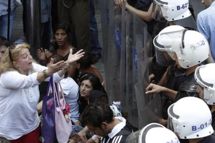 Manifestante diante de policiais na Turquia: investigadores concluíram que vários casos confirmam emprego de "força excessiva" (Osman Orsal/Reuters)