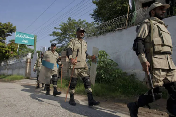Militares no Paquistão: ataque ocorreu quando um comboio com cerca de 20 veículos foi atingido por bomba ativada remotamente por insurgentes (Faisal Mahmood/Reuters)