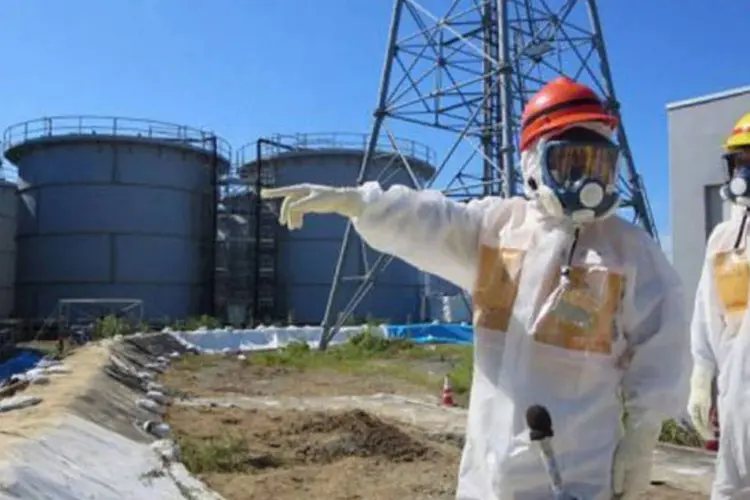 Equipe inspeciona tanques com água contaminada na usina de Fukushima: "poderíamos considerar verter a água no oceano", disse autoridade japonesa (Tepco/AFP)